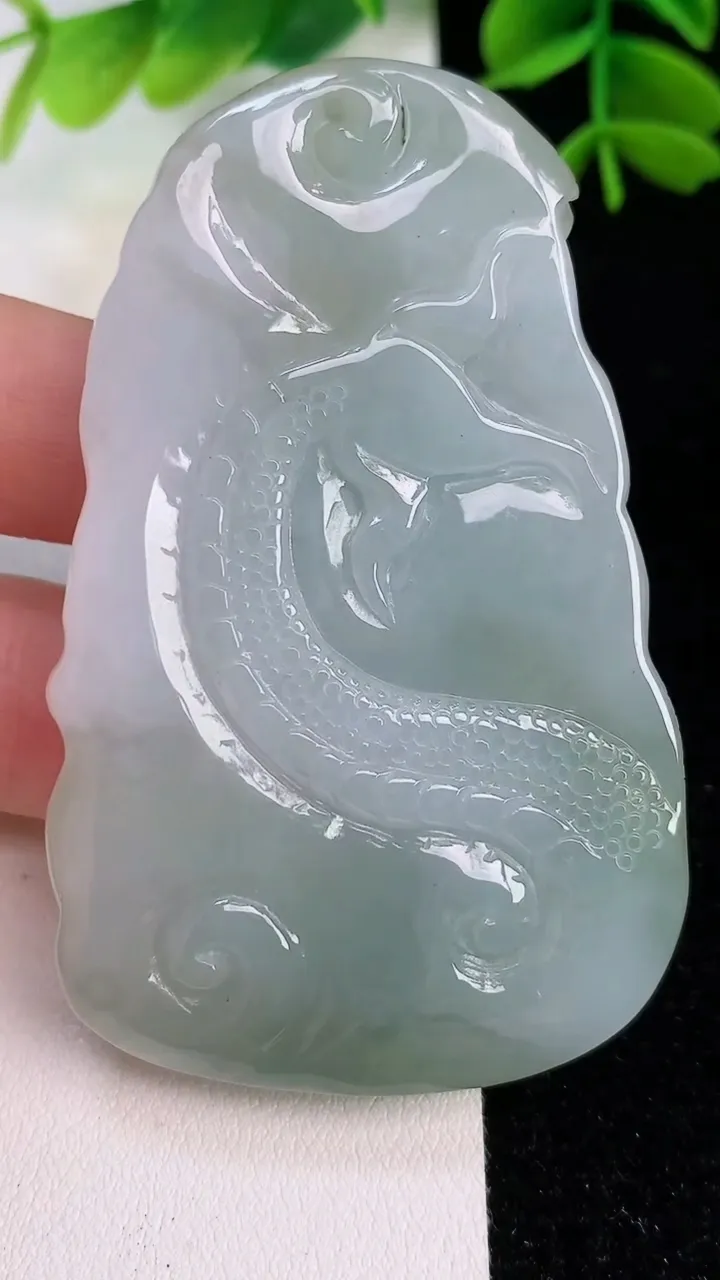 天然A货翡翠龙牌吊坠，尺寸67-42-12.6，重:60.60g
7月31日