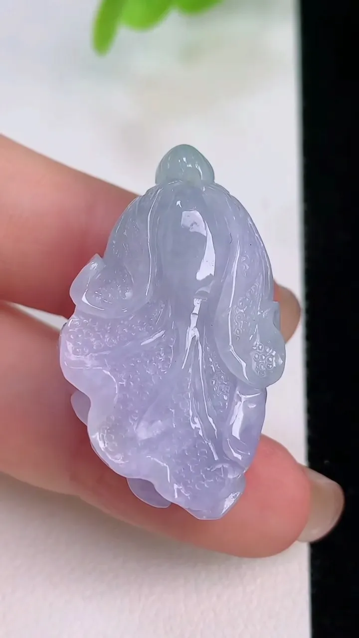 天然A货翡翠春带彩 紫罗兰白菜吊坠，尺寸34.6-20.4-12，重量:15.12g
7月31日