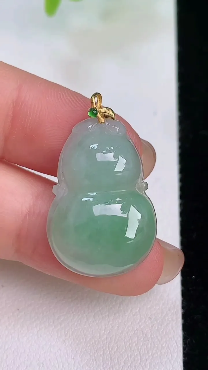 天然A货翡翠葫芦吊坠，尺寸26.7-17.8-5.8，重量:4.51g
7月31日