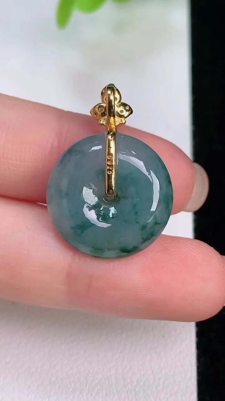 天然A货翡翠种飘花平安扣吊坠，尺寸18.7-5.8，重量:4.46g
7月31日
