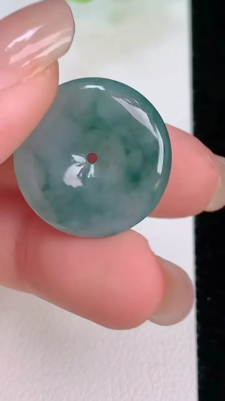天然A货翡翠冰种飘花平安扣吊坠，尺寸21-4.6，重量:4.12g
7月31日