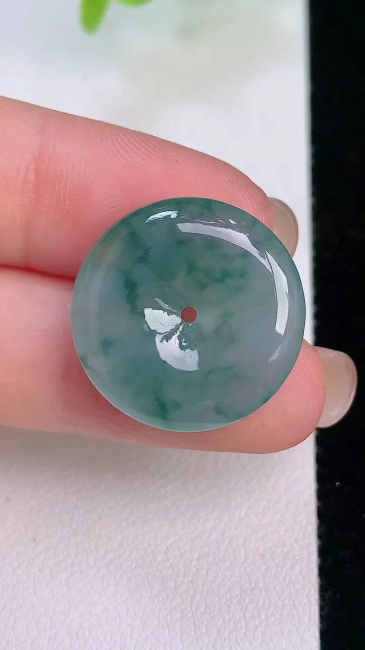天然A货翡翠冰种飘花平安扣吊坠，尺寸21-4.6，重量:4.12g
7月31日