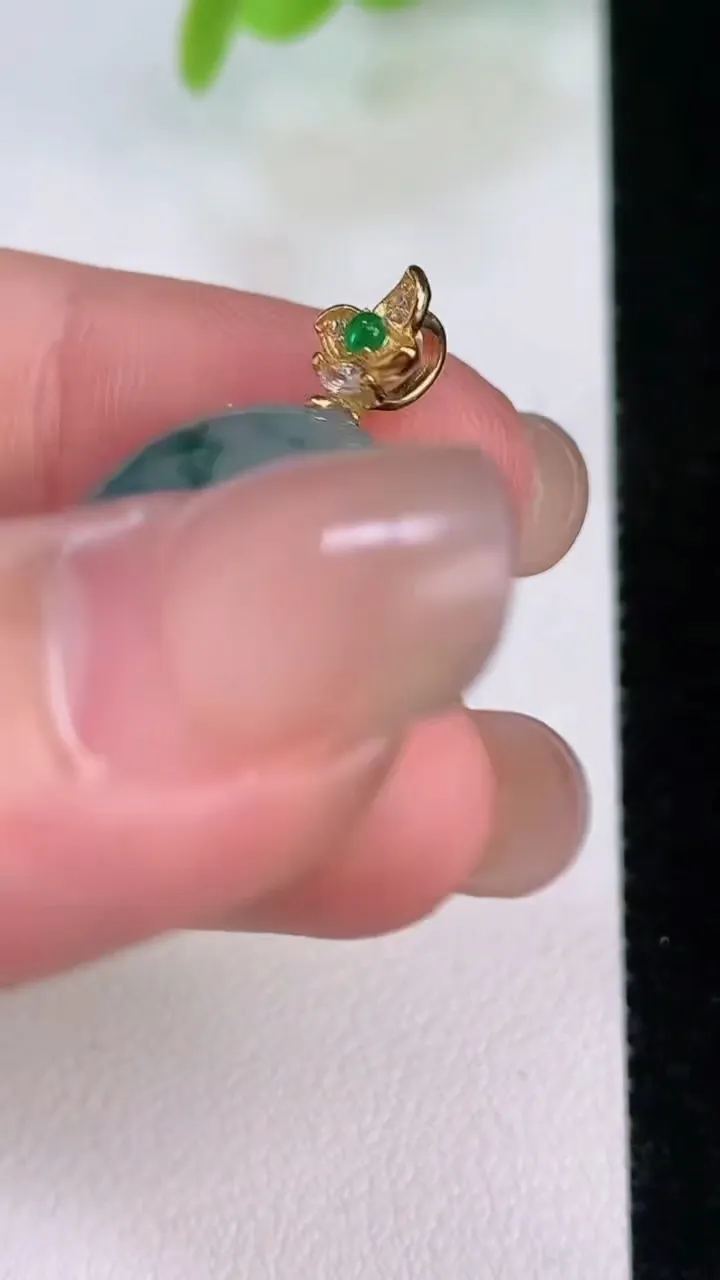 天然A货翡翠种飘花平安扣吊坠，尺寸18.7-5.8，重量:4.46g
7月31日