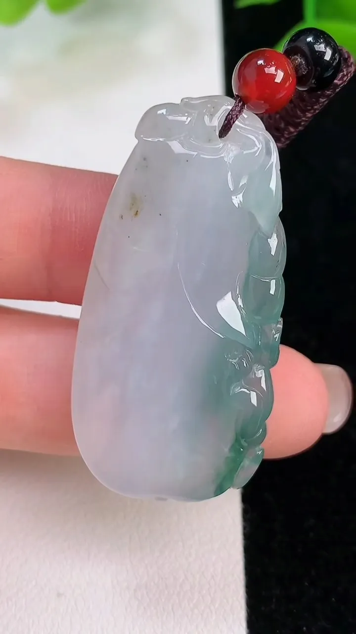 天然A货翡翠飘花福瓜吊坠，尺寸43.2-21.7-7.2，重:12.01g
7月31日