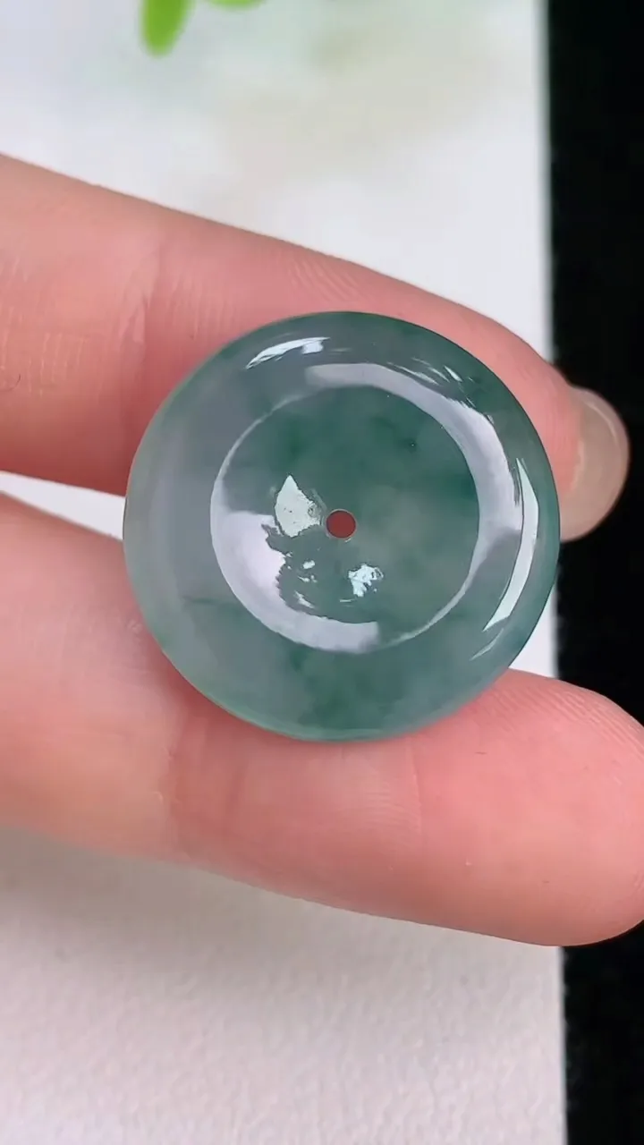 天然A货翡翠冰种飘花平安扣吊坠，尺寸21-4.6，重量:4.12g
7月31日