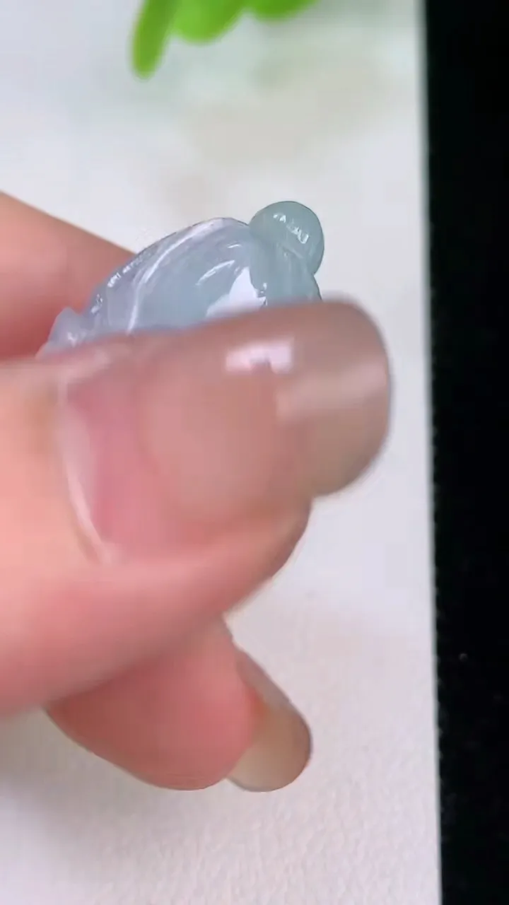 天然A货翡翠春带彩 紫罗兰白菜吊坠，尺寸34.6-20.4-12，重量:15.12g
7月31日