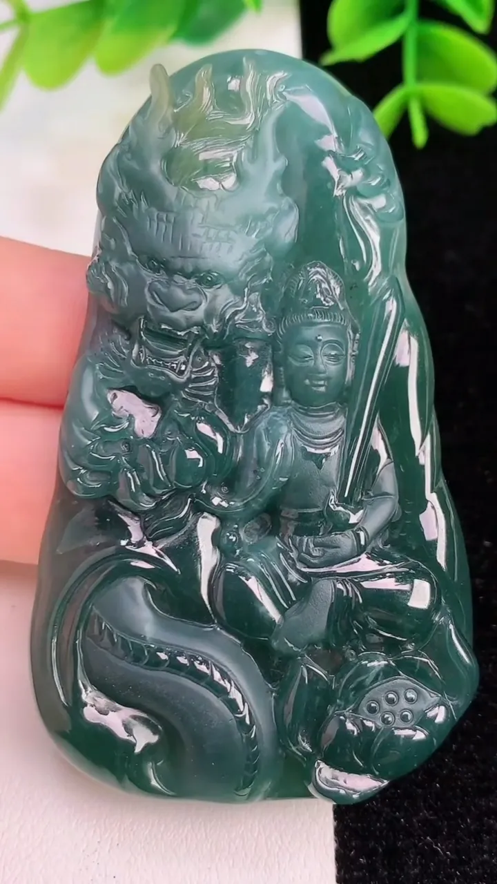 天然A货翡翠蓝水双彩祥龙虚空藏观音菩萨吊坠，尺寸 70.9-41.9-7.1，重: 38.94g
7