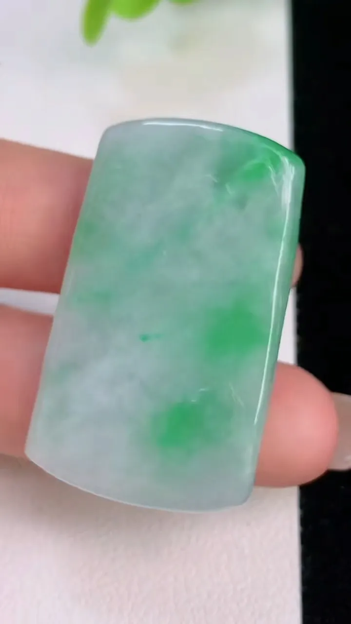 天然A货翡翠山水牌吊坠，尺寸39.2-23.6-5.7，重量:12.16g
7月31日
