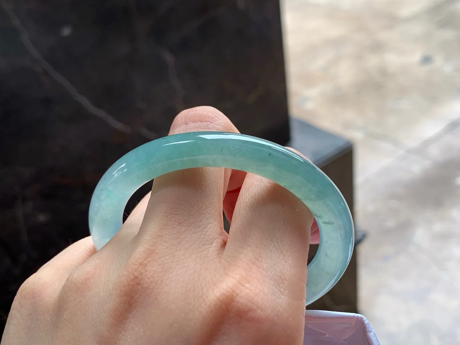 冰晴细圆条手镯
尺寸：53-8.5mm
种水好 有特色很耐看的料子～