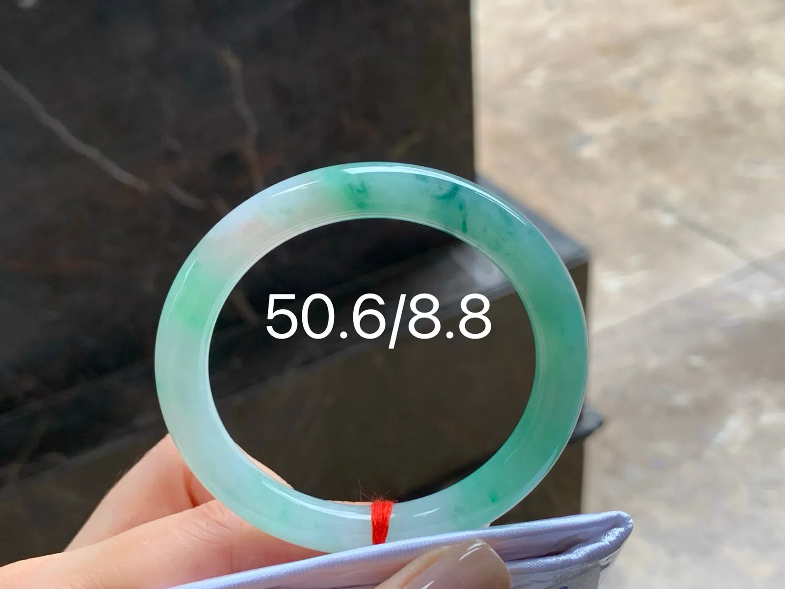 细圆条手镯
底色漂亮 50.6/8.8mm