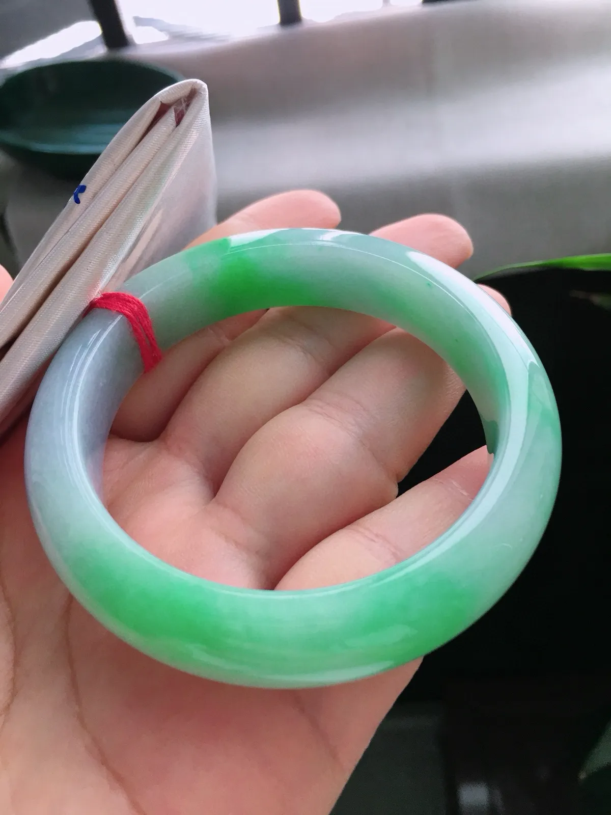 圈口57.5，正圈手镯，玉质冰润细腻，色泽鲜艳，尺寸57.5-14.3-8.8mm