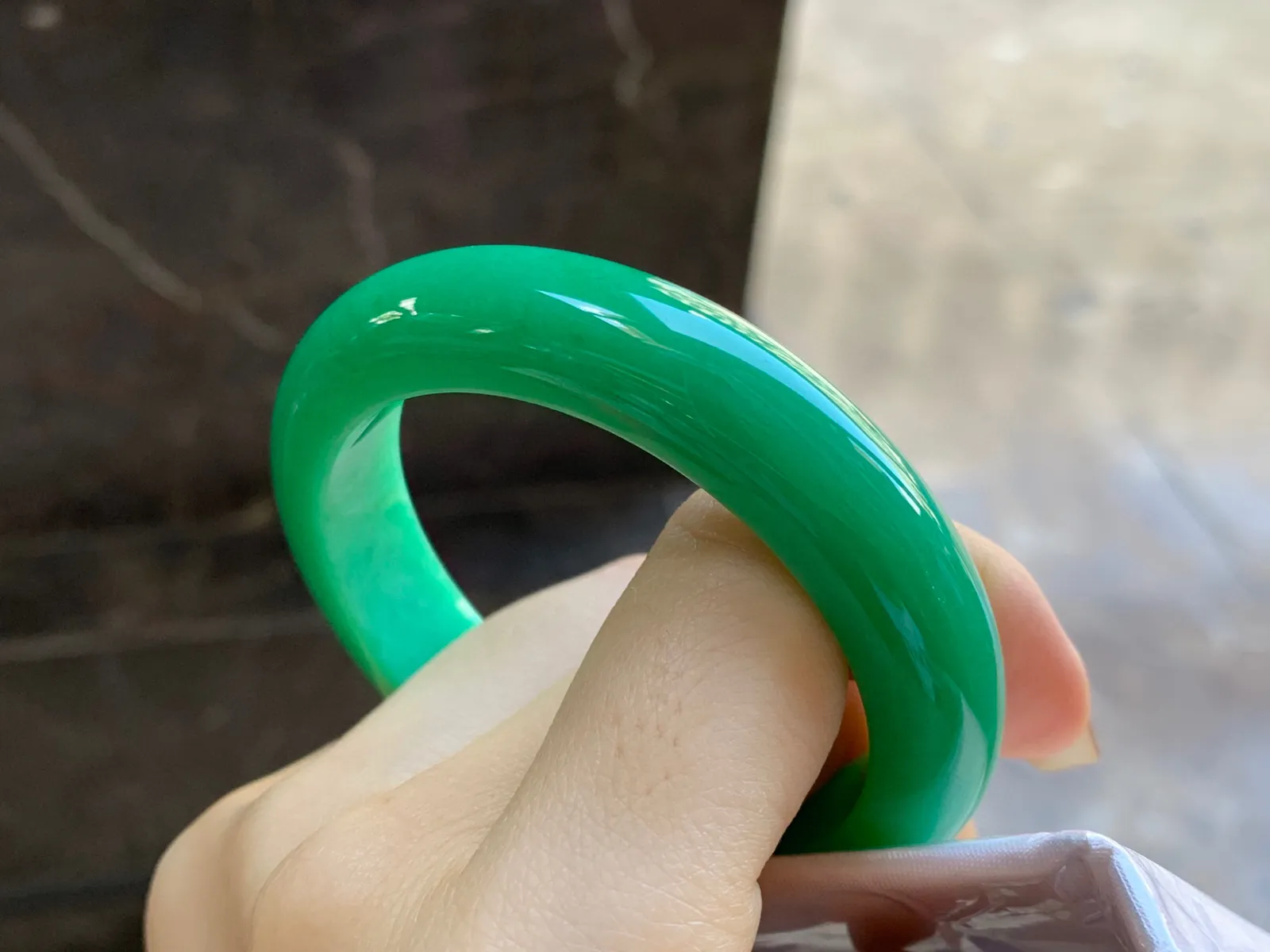 满绿手镯
尺寸：50.6-12-8.5mm
很细腻的料子～绿色浓郁均匀内侧有裂