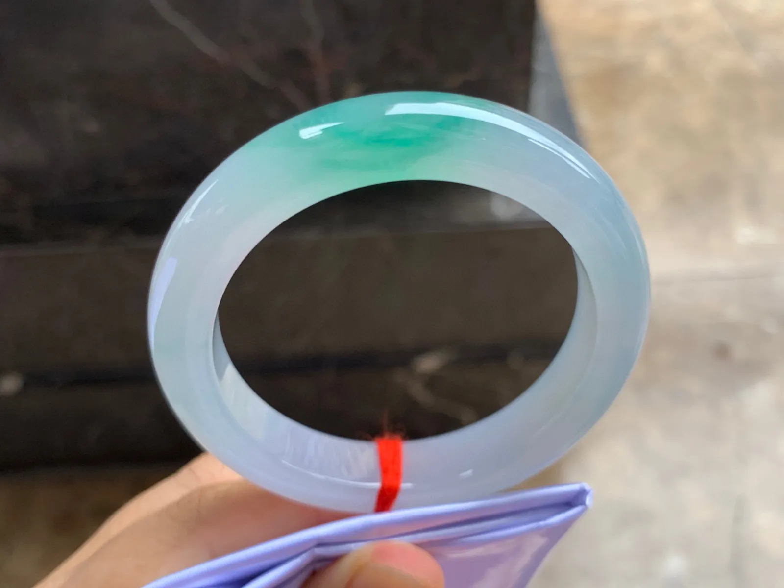 56-12-10mm
冰种飘绿手镯 一抹绿清新脱俗