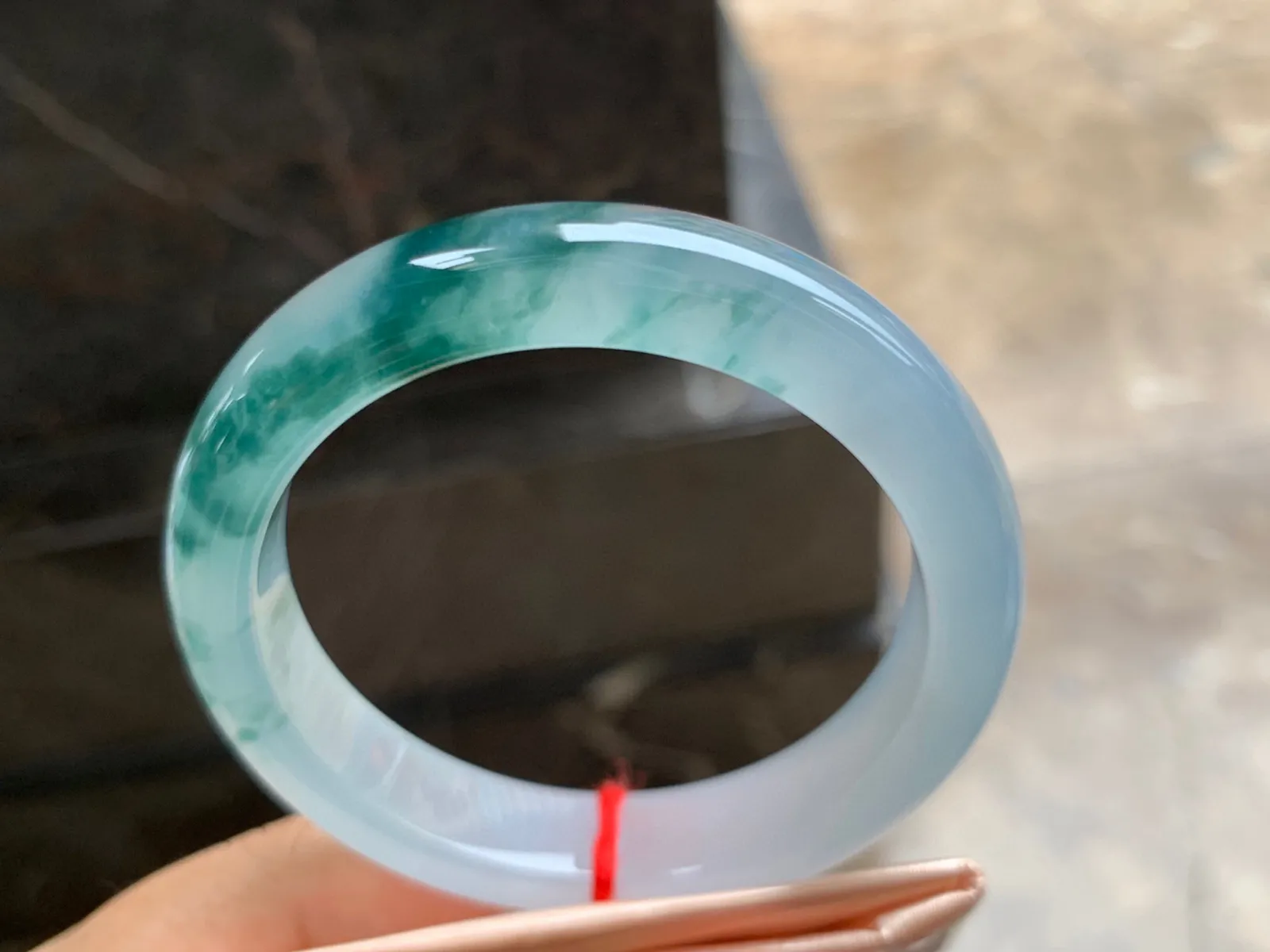 53.5-12-8.5mm
冰种飘花手镯 冰透胶润 花色灵动 半山半水
