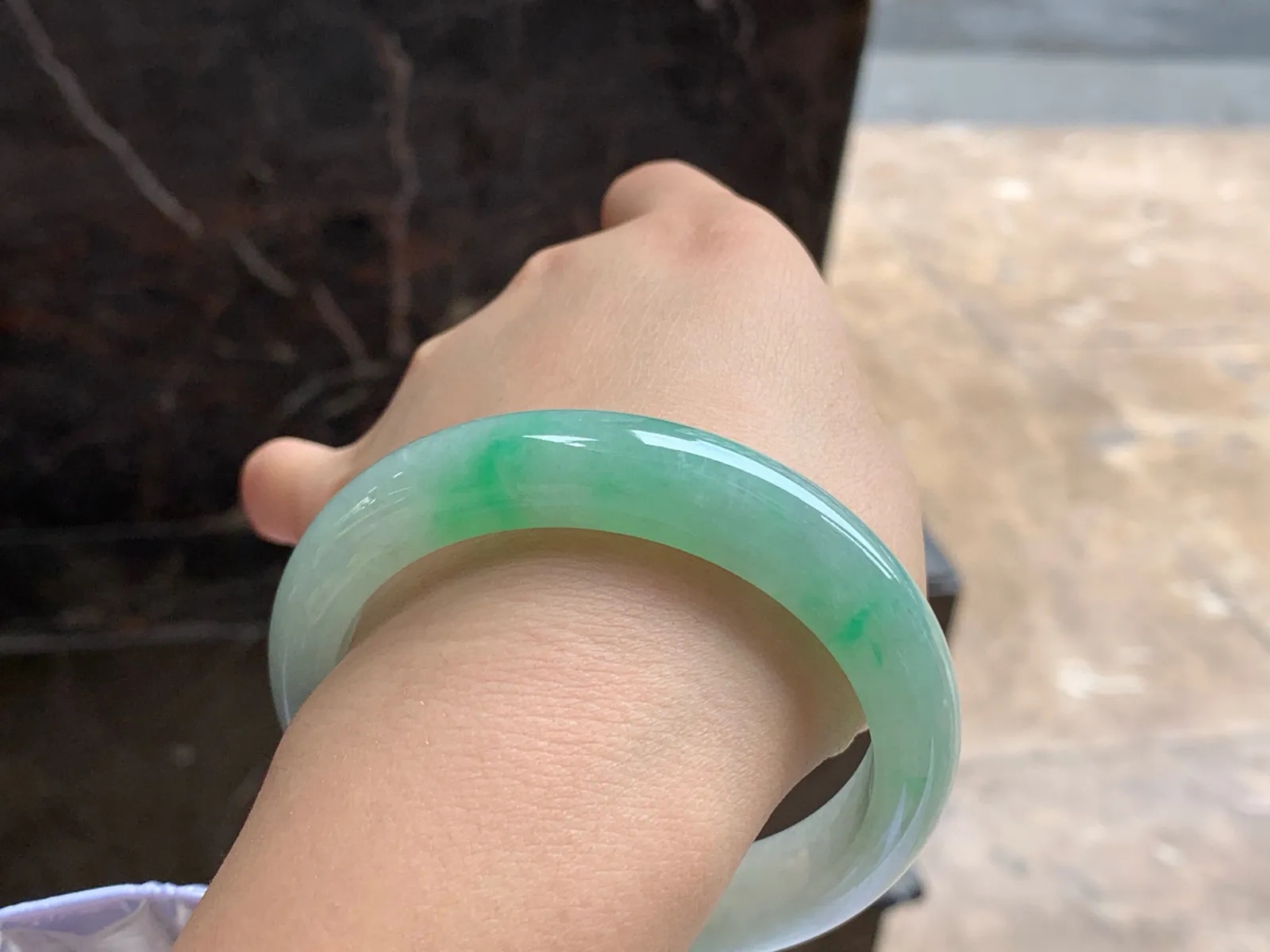 56-12.4-8.9

飘绿手镯^_^色阳 玉质温润 起光