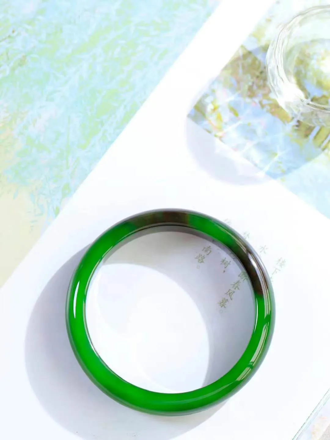 【悠悠芳华.镯】

收藏传家级臻品和田玉碧玉手镯 玉质温润 青葱岁月，尽收腕中，婉转流畅，凝岁月悠长。盈一眸恬淡，挽一抹绿意。重34.3克 内径52mm尺寸11.3-6.7mm   86501749T