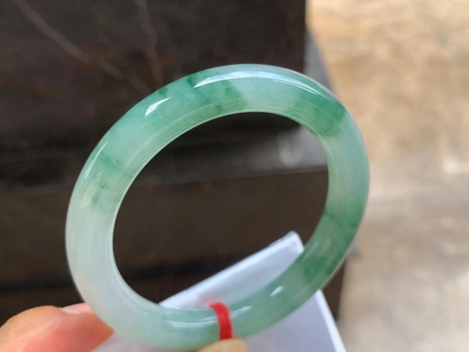 50.5-8.5mm
冰种飘花圆条手镯 水润光泽 花色漂亮