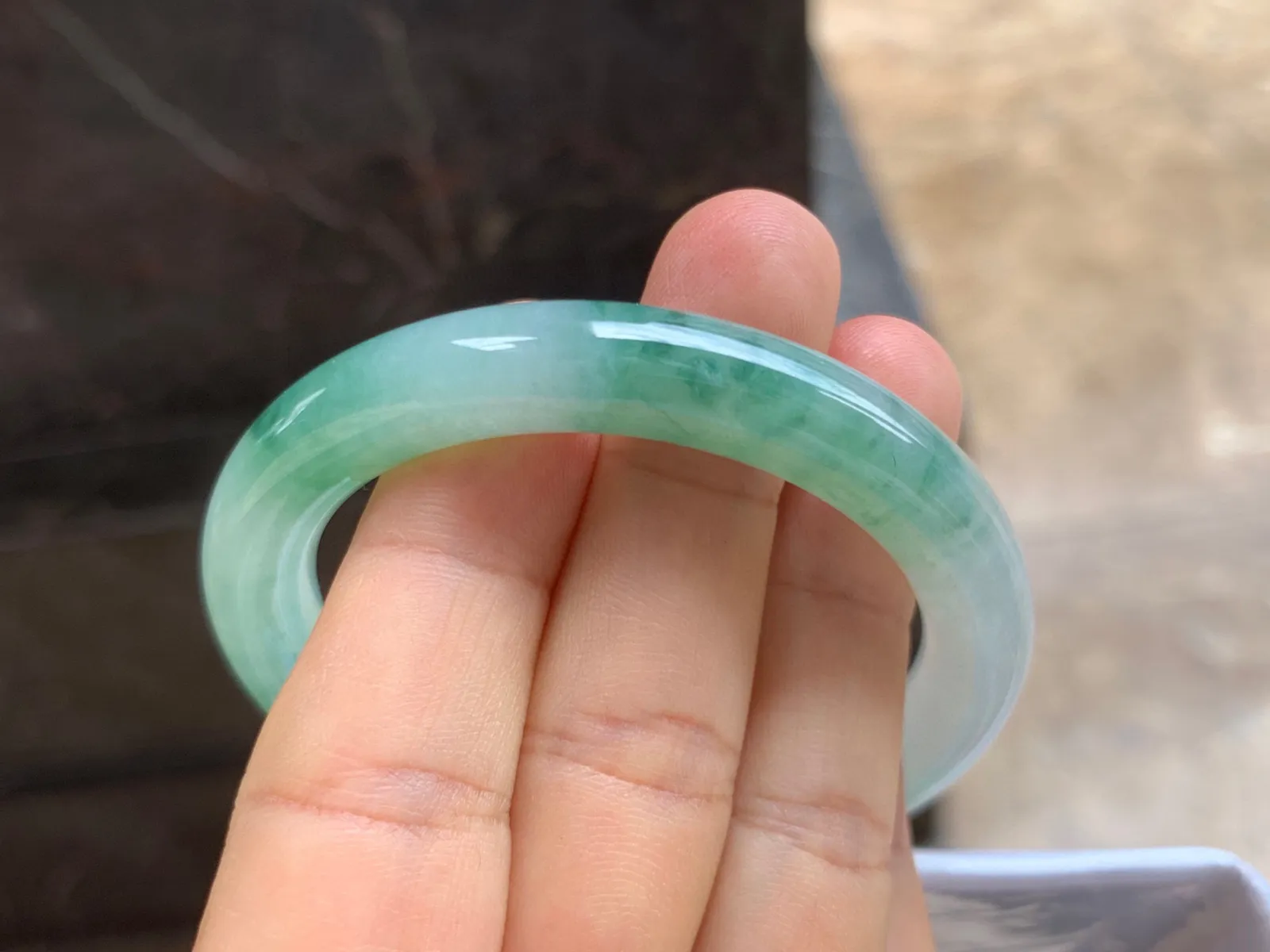 50.5-8.5mm
冰种飘花圆条手镯 水润光泽 花色漂亮
