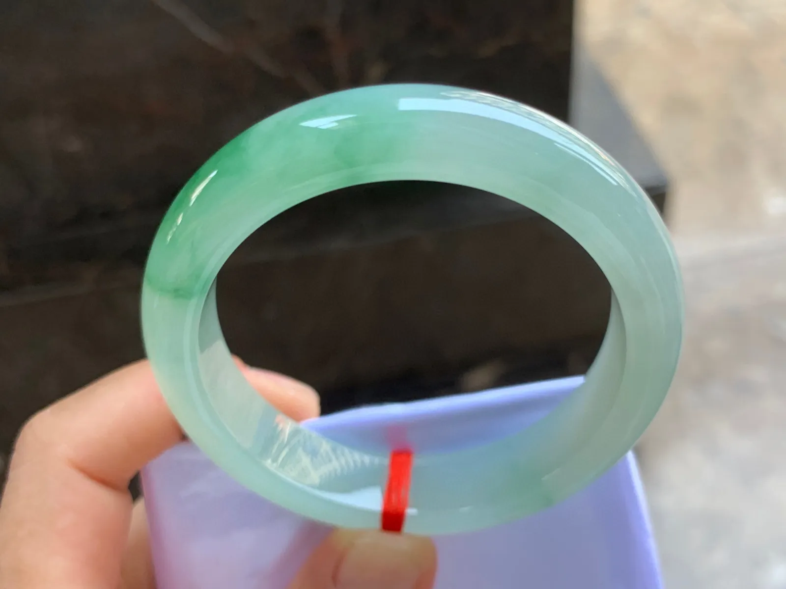 53-13-8.5mm
冰种绿花手镯 种好水润 淡晴底色 花色漂亮 清爽
