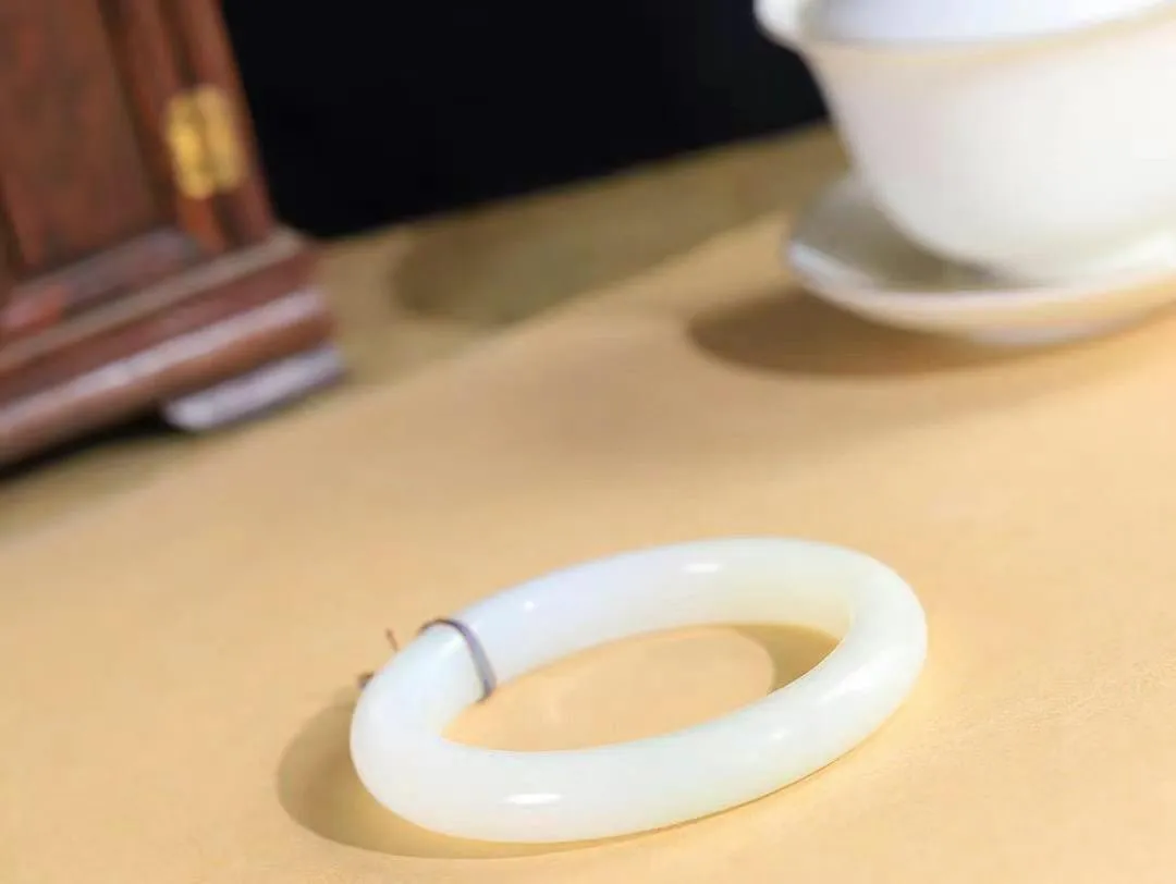 （柔情似水.手镯）

收藏级臻品️和田玉白玉手镯，玉质温润细腻，镯型饱满圆润，优雅知性，姽婳于幽静