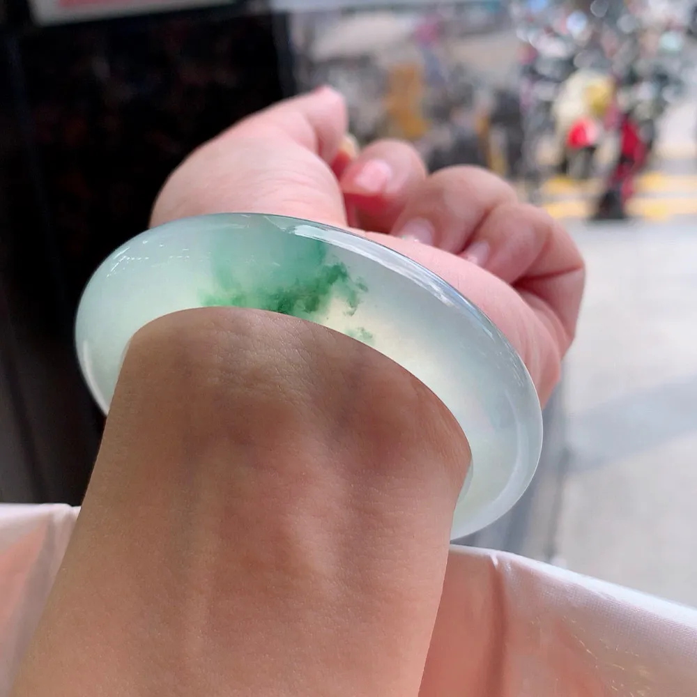 正圈冰玻晴水蓝花镯 无瑕 尺寸:53.5/12.2/8.8  胶感十足 荧光闪闪 实物更好 🥰🥰