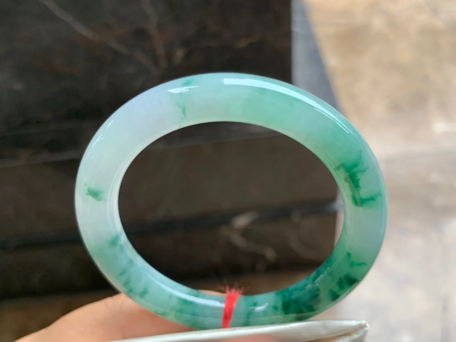 53-9.5mm
飘花圆条手镯 底子细腻 花色漂亮