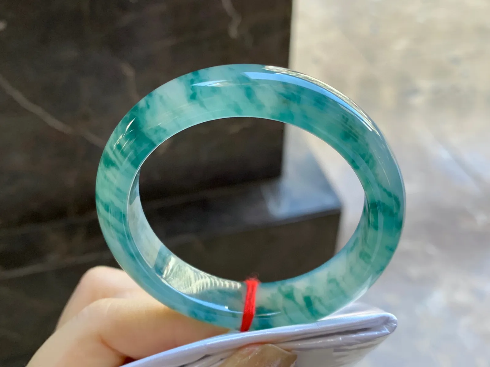 冰种飘蓝花手镯
尺寸：51-12.5-8.1mm
种水好 飘花浓郁精品小圈口 推荐哦