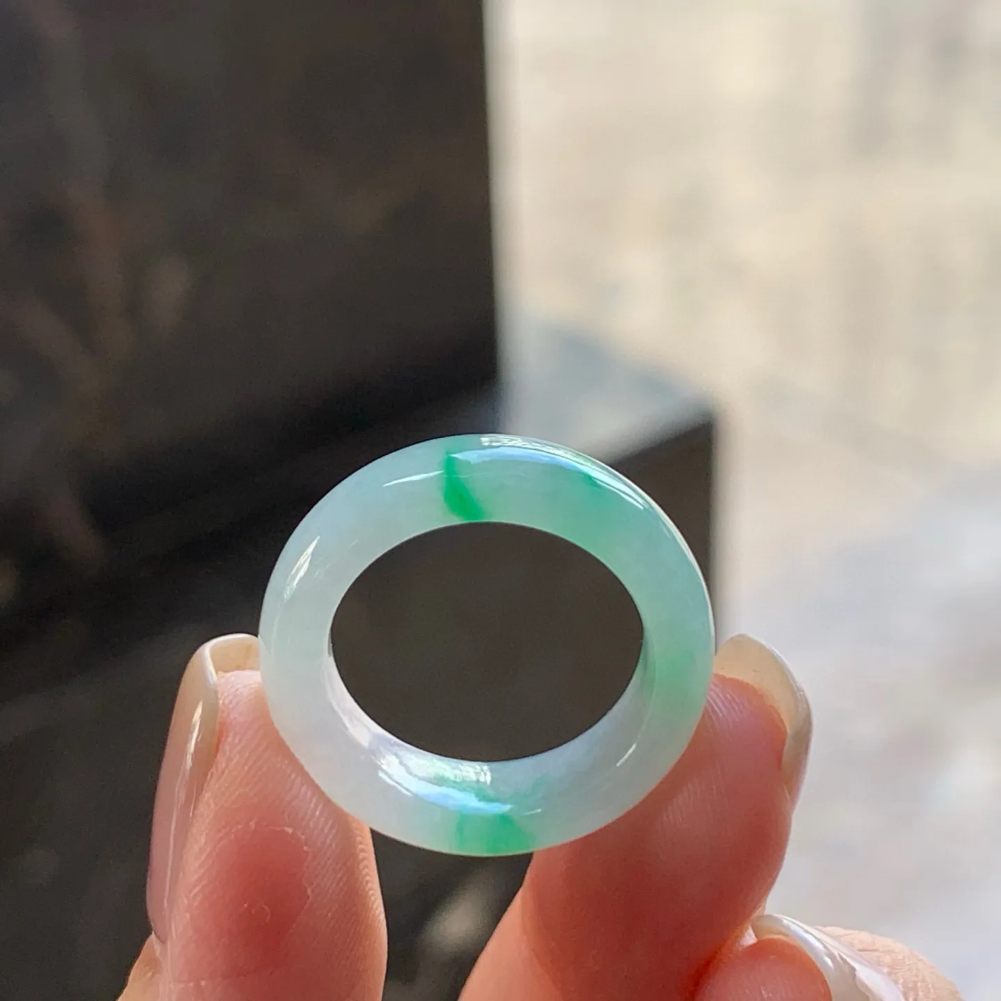 带色指环
水润