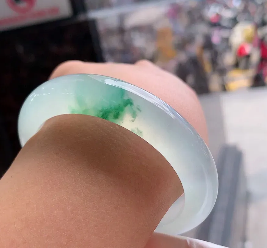 正圈冰玻晴水蓝花镯 无瑕 尺寸:53.5/12.2/8.8  胶感十足 荧光闪闪 实物更好 🥰🥰