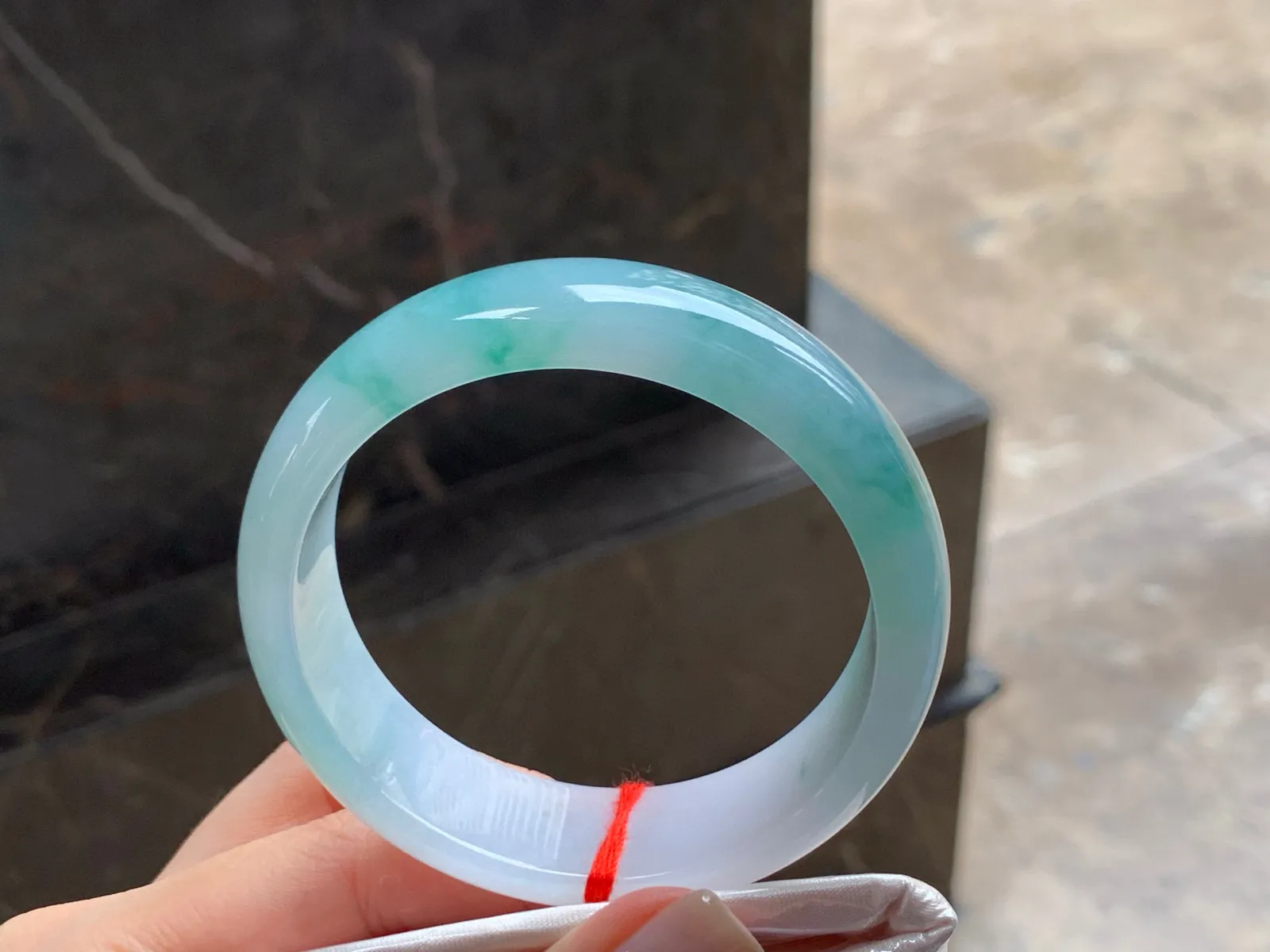 飘花宽版手镯
水润56.7/17.5/7.5mm