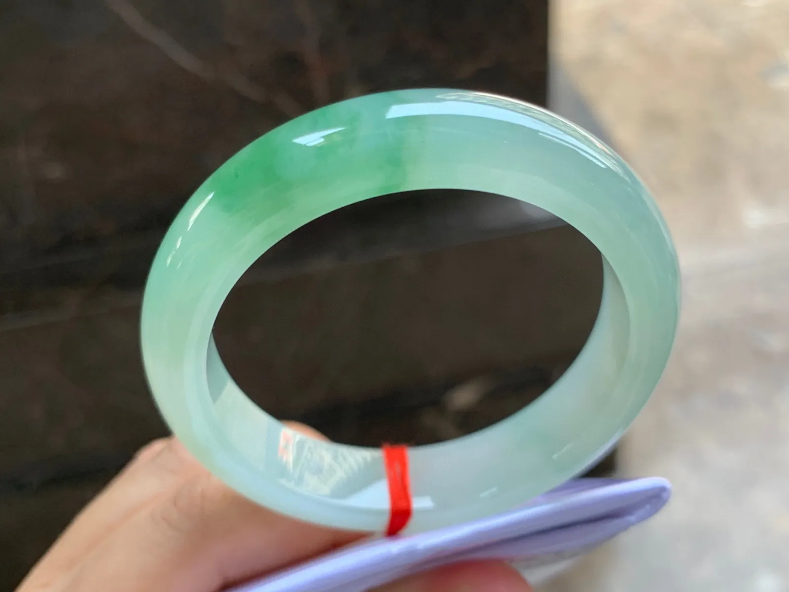 53-13-8.5mm
冰种绿花手镯 种好水润 淡晴底色 花色漂亮 清爽