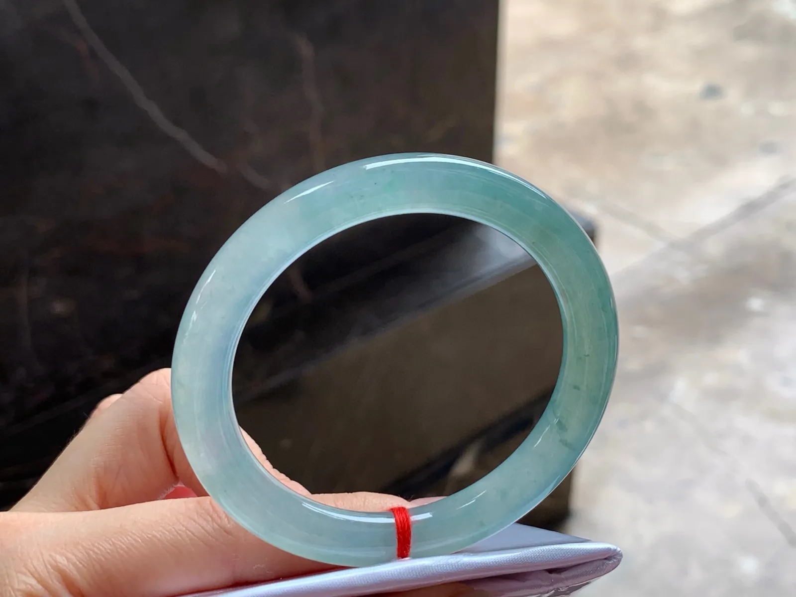 冰晴细圆条手镯
尺寸：53-8.5mm
种水好 有特色很耐看的料子～