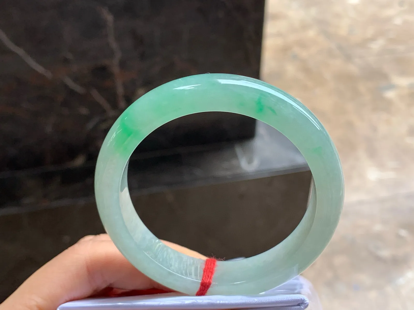 56-12.4-8.9

飘绿手镯^_^色阳 玉质温润 起光