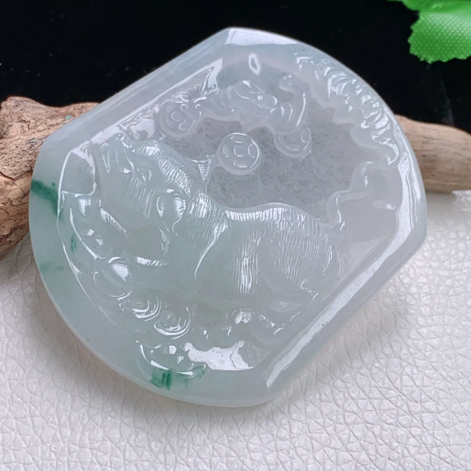 yn实拍52.5*45.6*5.5缅甸翡翠精雕冰飘花招财猪 生肖猪玉吊坠 玉挂件