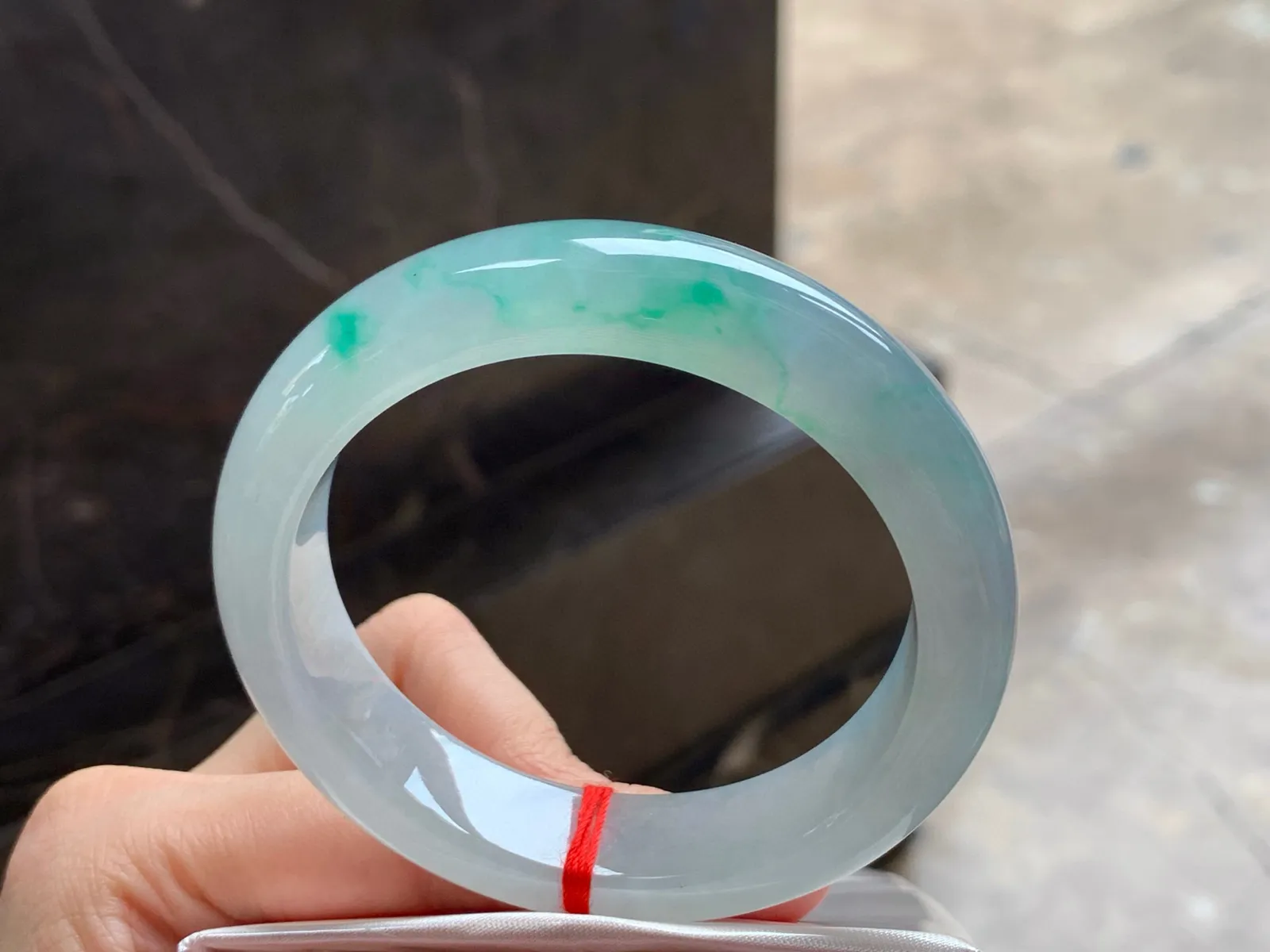 冰种飘色手镯
尺寸：55.6-13.5-8.6mm
有种有色～上手漂亮大力推荐哦