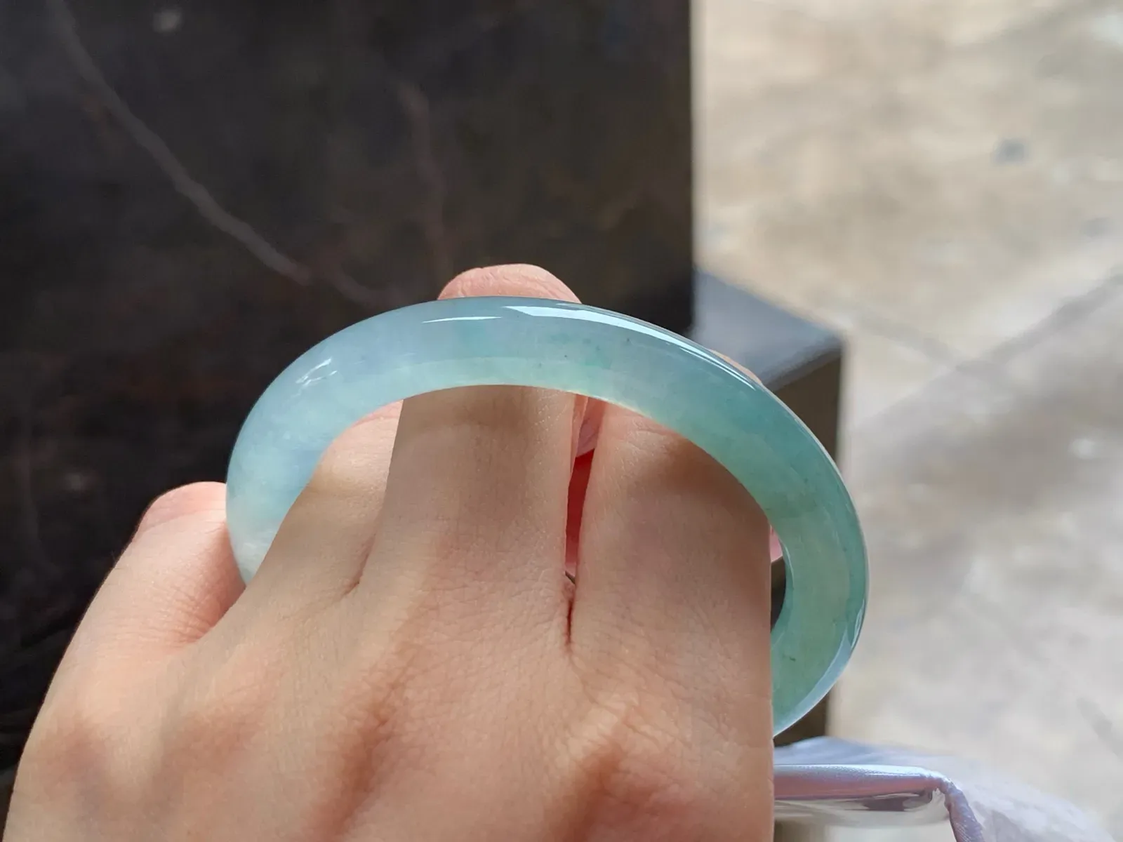 冰晴细圆条手镯
尺寸：53-8.5mm
种水好 有特色很耐看的料子～