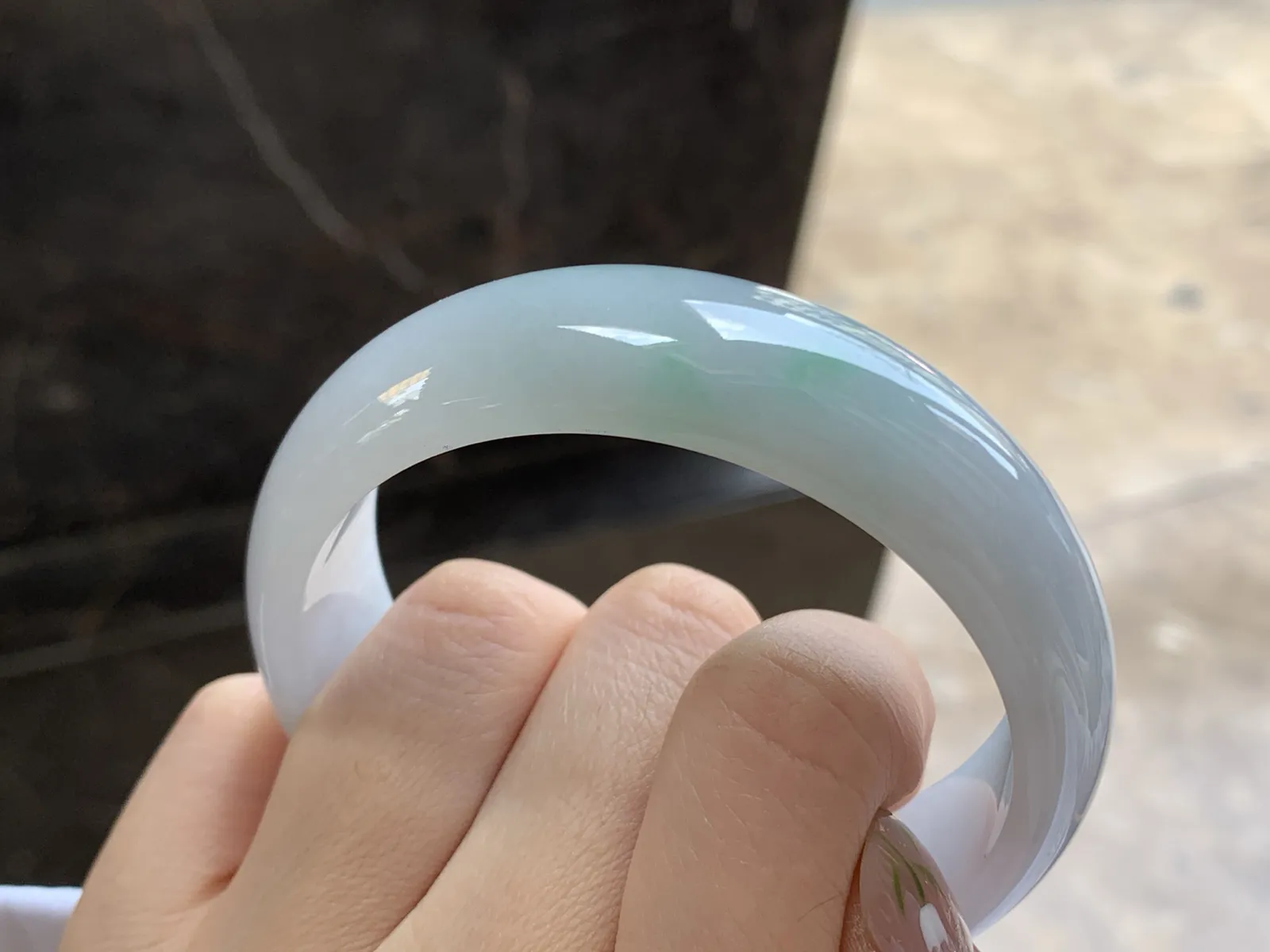 59-18.5-7.2

飘绿宽版手镯^_^玉质温润 清新 水润细腻