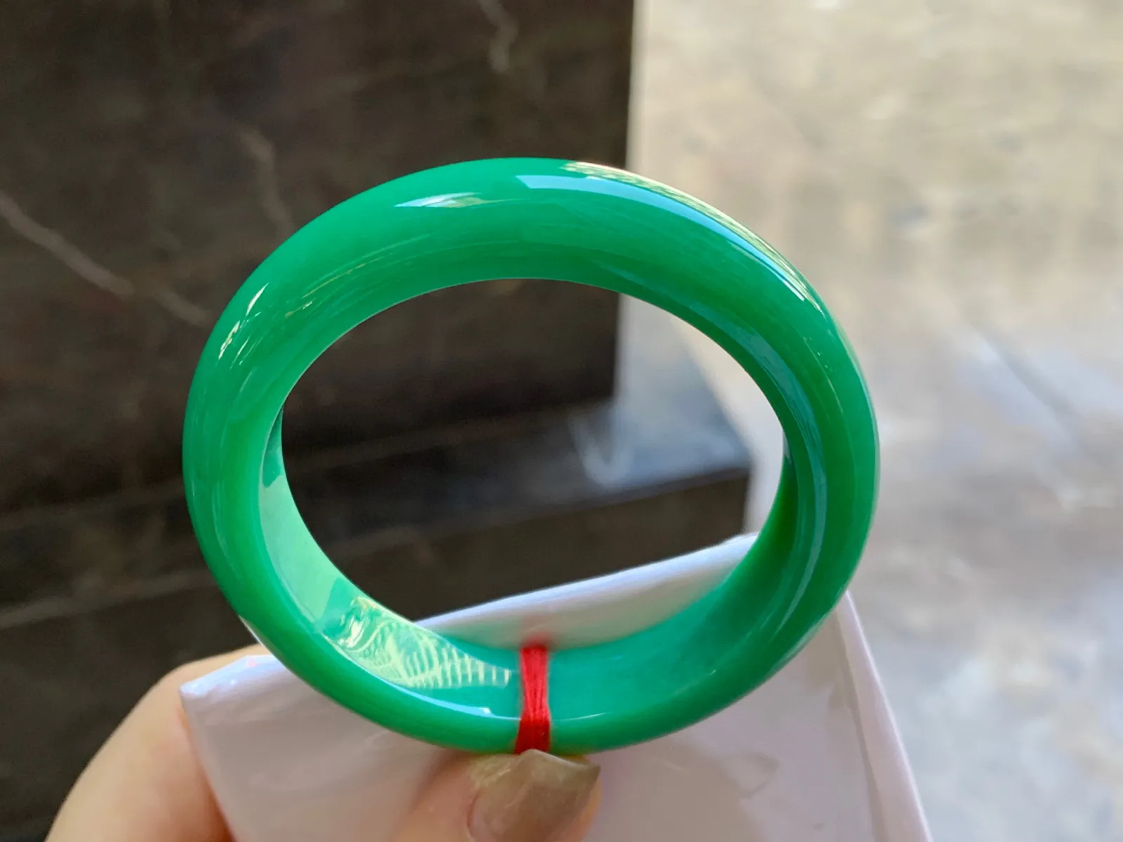 满绿手镯
尺寸：50.6-12-8.5mm
很细腻的料子～绿色浓郁均匀内侧有裂