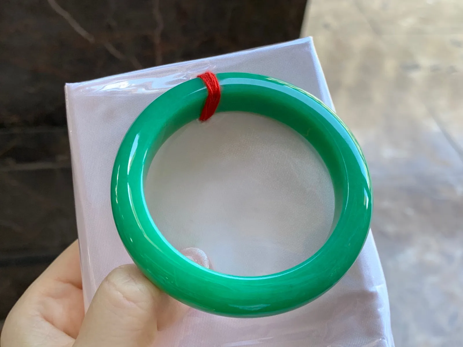 满绿手镯
尺寸：50.6-12-8.5mm
很细腻的料子～绿色浓郁均匀内侧有裂