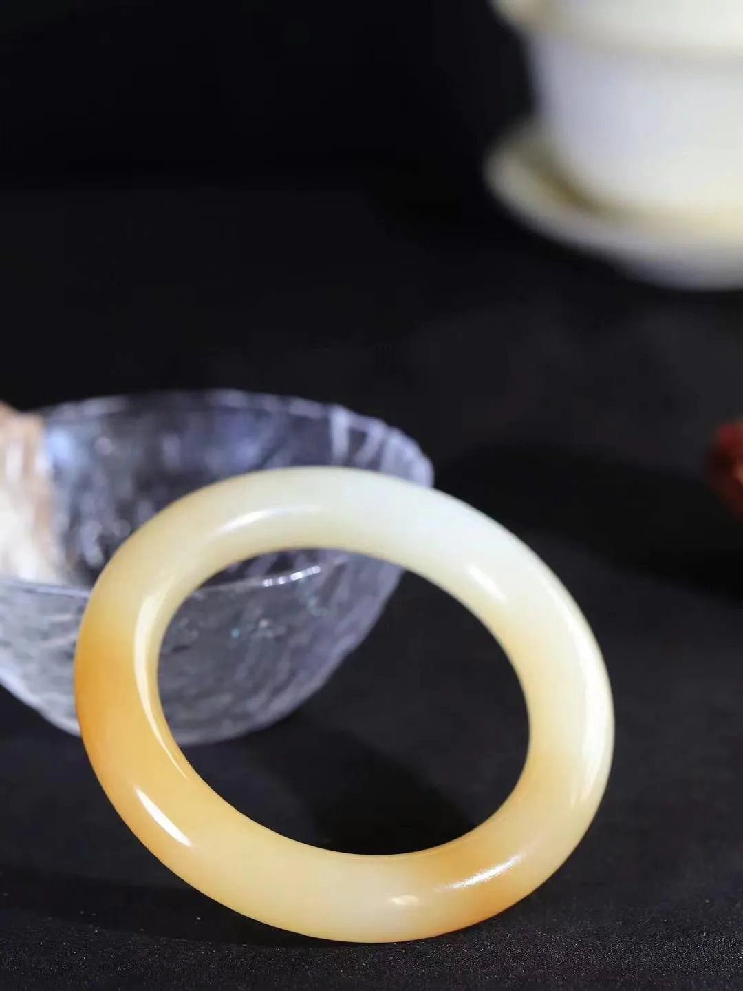 【玉佳人·手镯】

收藏级臻品️和田玉糖白玉圆条手镯 ，玉质细腻油润，做工细致精美，端庄素雅，亭亭玉立，芊芊素手。芊芊素手，怎能忘镯？秀美圆条，更显婀娜。内径57mm 尺寸12.3-12mm重78.5克 69501784T