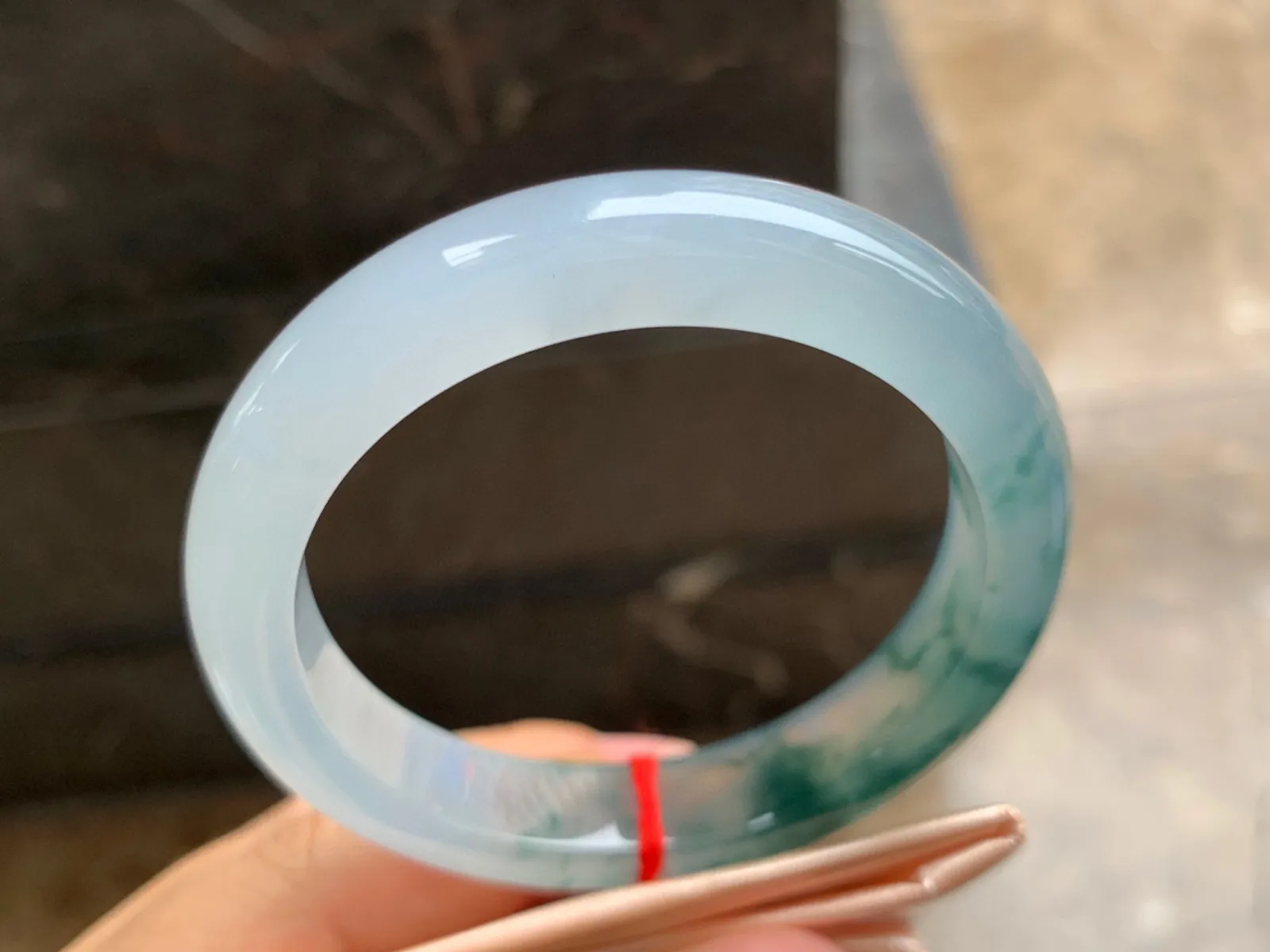 53.5-12-8.5mm
冰种飘花手镯 冰透胶润 花色灵动 半山半水