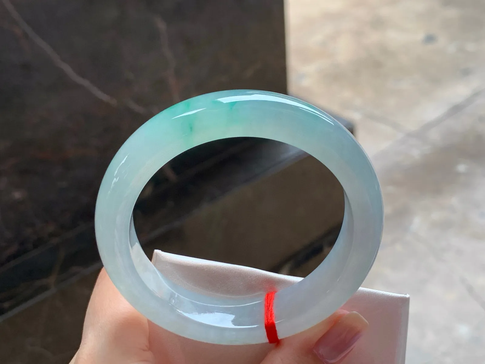 冰种飘色手镯
尺寸：55.6-13.5-8.6mm
有种有色～上手漂亮大力推荐哦