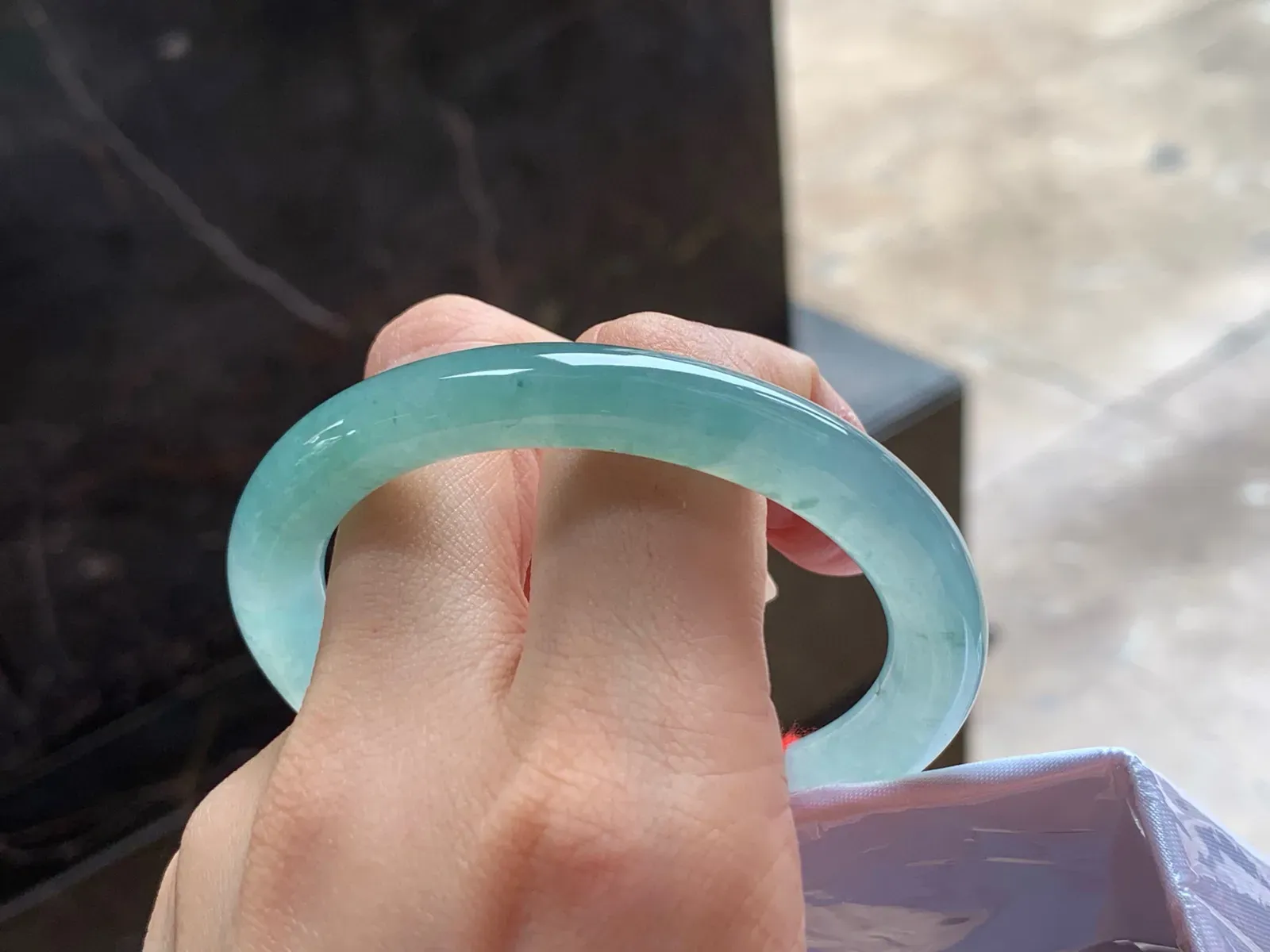 冰晴细圆条手镯
尺寸：53-8.5mm
种水好 有特色很耐看的料子～