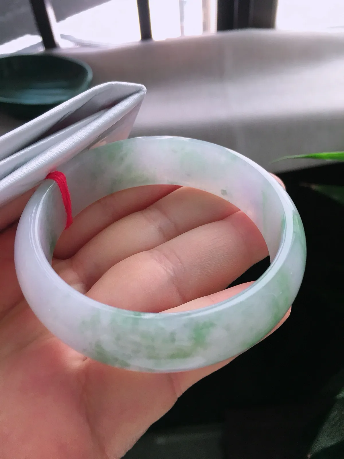 圈口58，正圈手镯，飘花，玉质冰润细腻，宽版，尺寸58-17-6.8mm