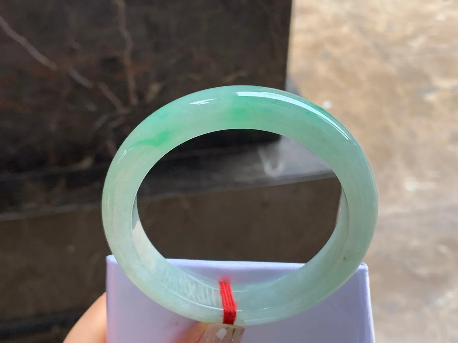 56-12.4-8.9

飘绿手镯^_^色阳 玉质温润 起光