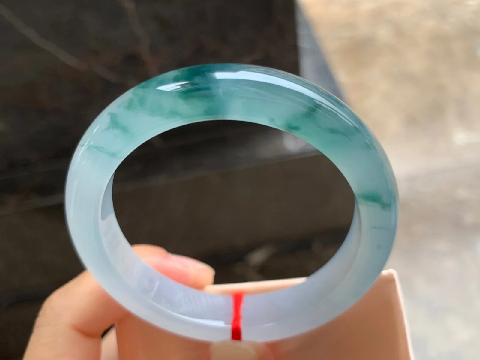 53.5-12-8.5mm
冰种飘花手镯 冰透胶润 花色灵动 半山半水