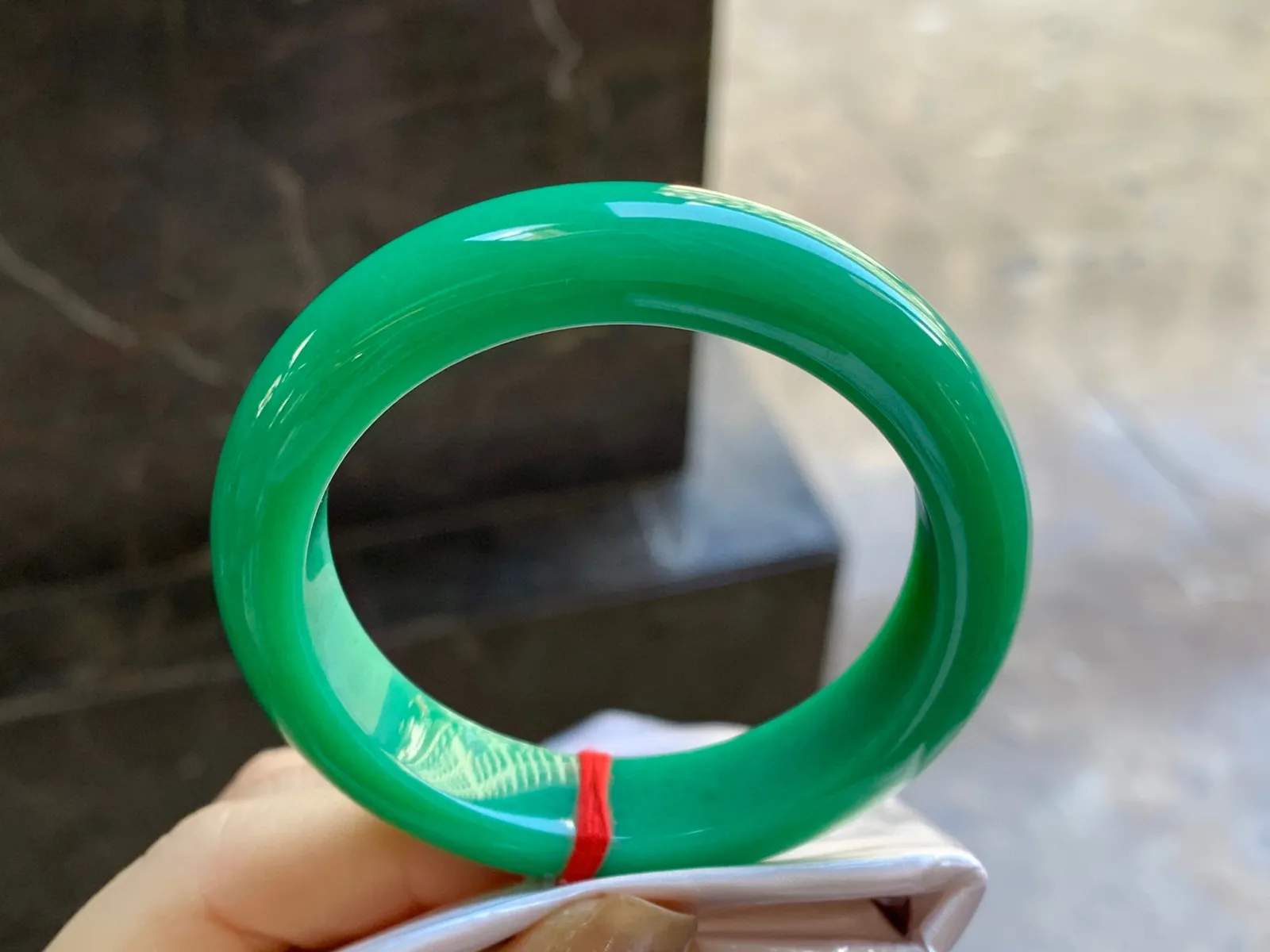 满绿手镯
尺寸：50.6-12-8.5mm
很细腻的料子～绿色浓郁均匀内侧有裂