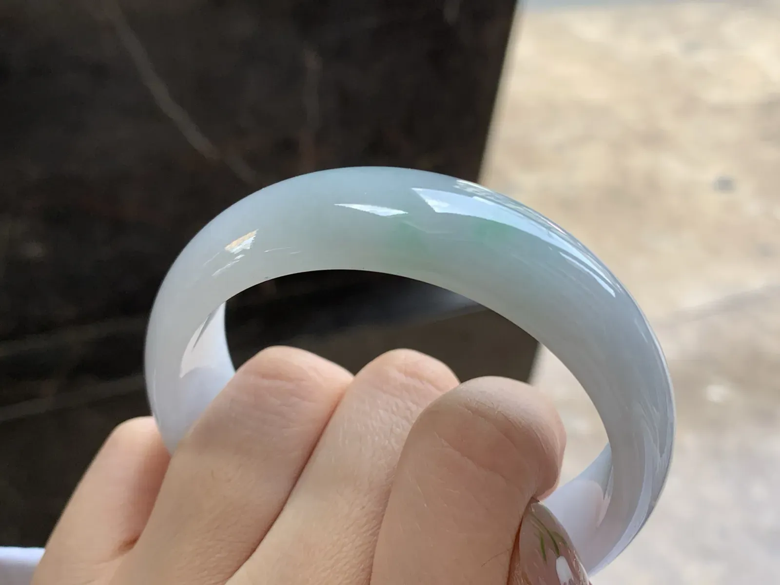 59-18.5-7.2

飘绿宽版手镯^_^玉质温润 清新 水润细腻