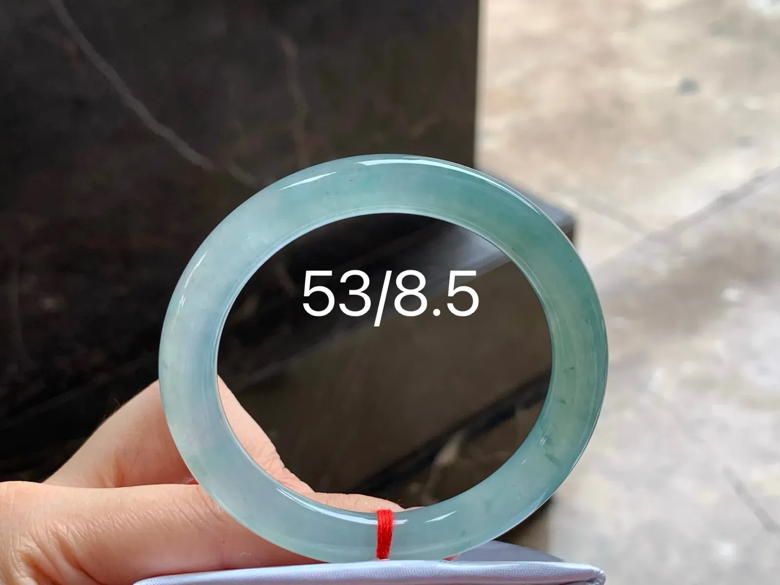 冰晴细圆条手镯
尺寸：53-8.5mm
种水好 有特色很耐看的料子～
