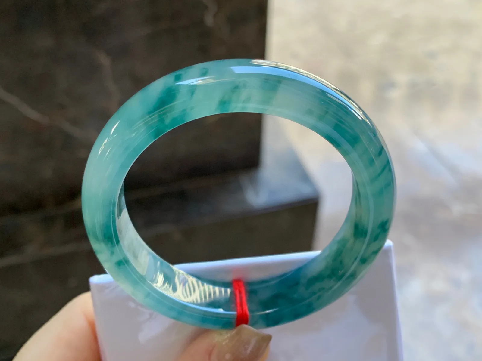 冰种飘蓝花手镯
尺寸：51-12.5-8.1mm
种水好 飘花浓郁精品小圈口 推荐哦
